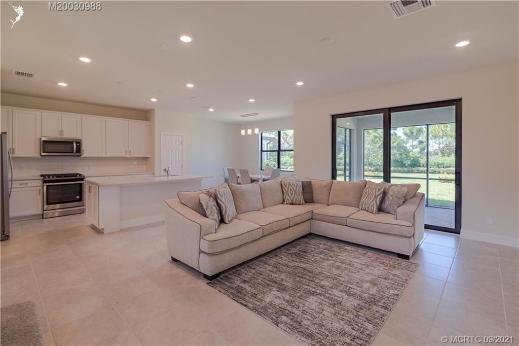 Property Photo: 811 SE Villandry Way FL 34984