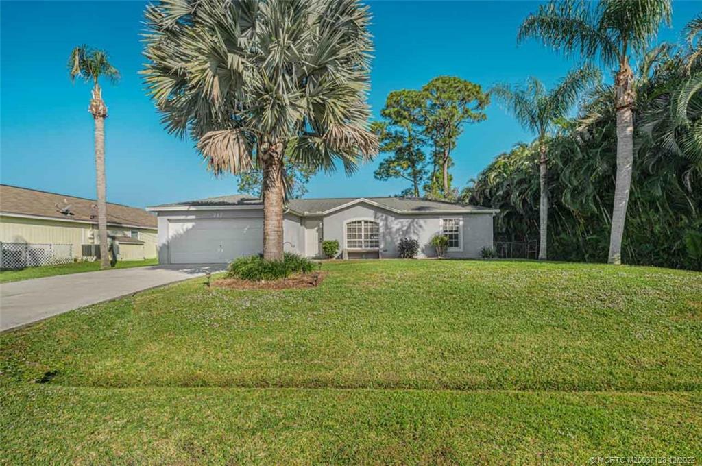 Property Photo:  717 SW Duxbury Avenue  FL 34983 