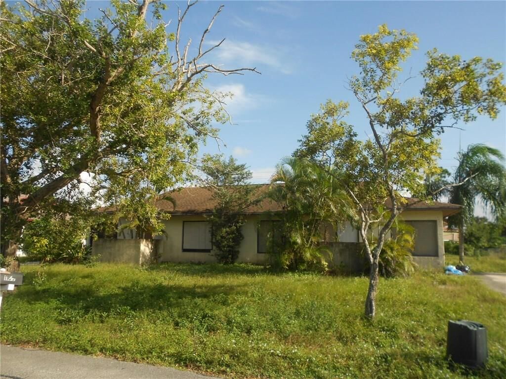 Property Photo: 1102 SE Saint Lawrence Way FL 34997