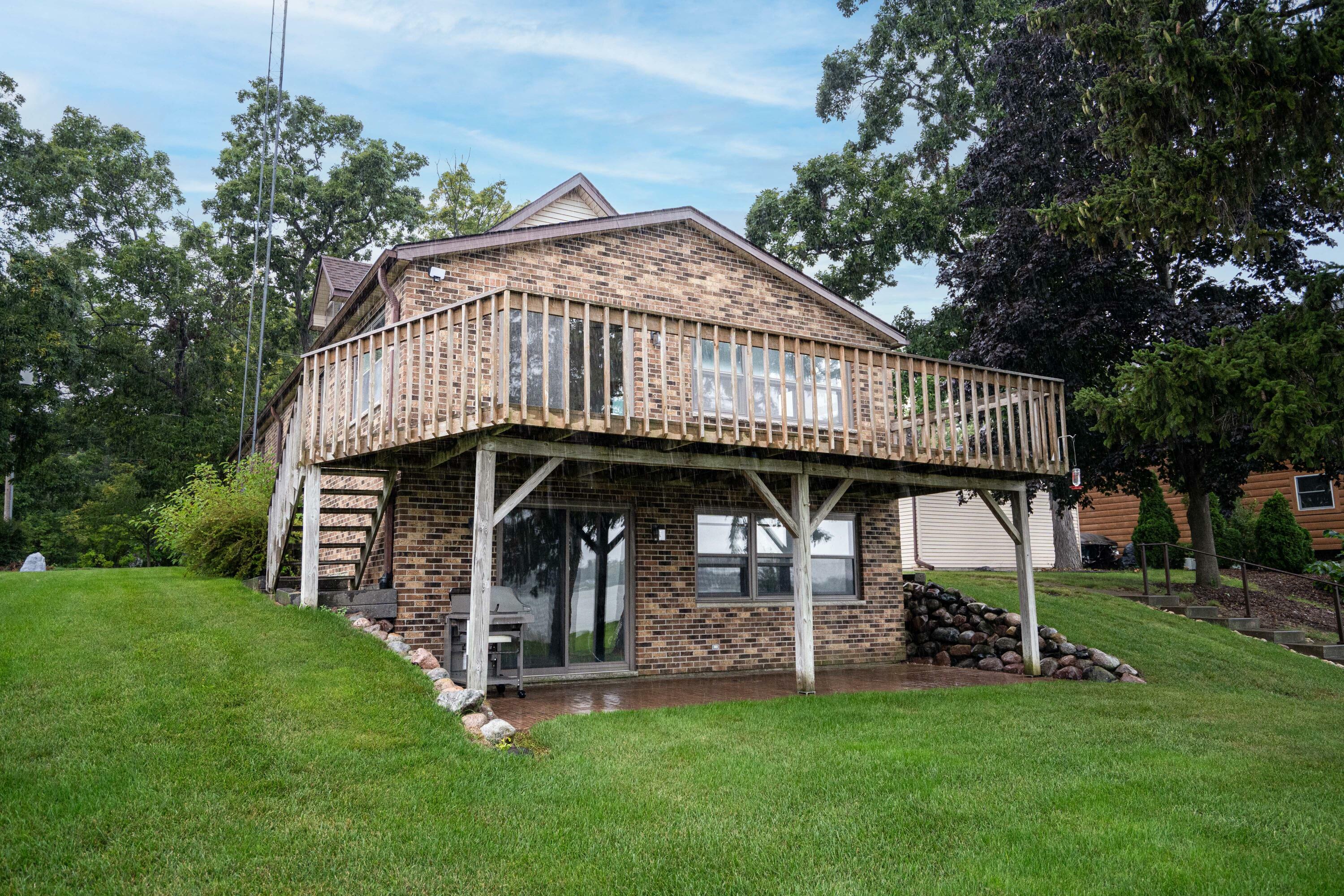 Property Photo:  2215 Lakeshore Dr  WI 53139 