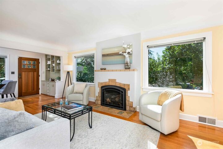 Property Photo:  11521 Fremont Avenue N  WA 98133 