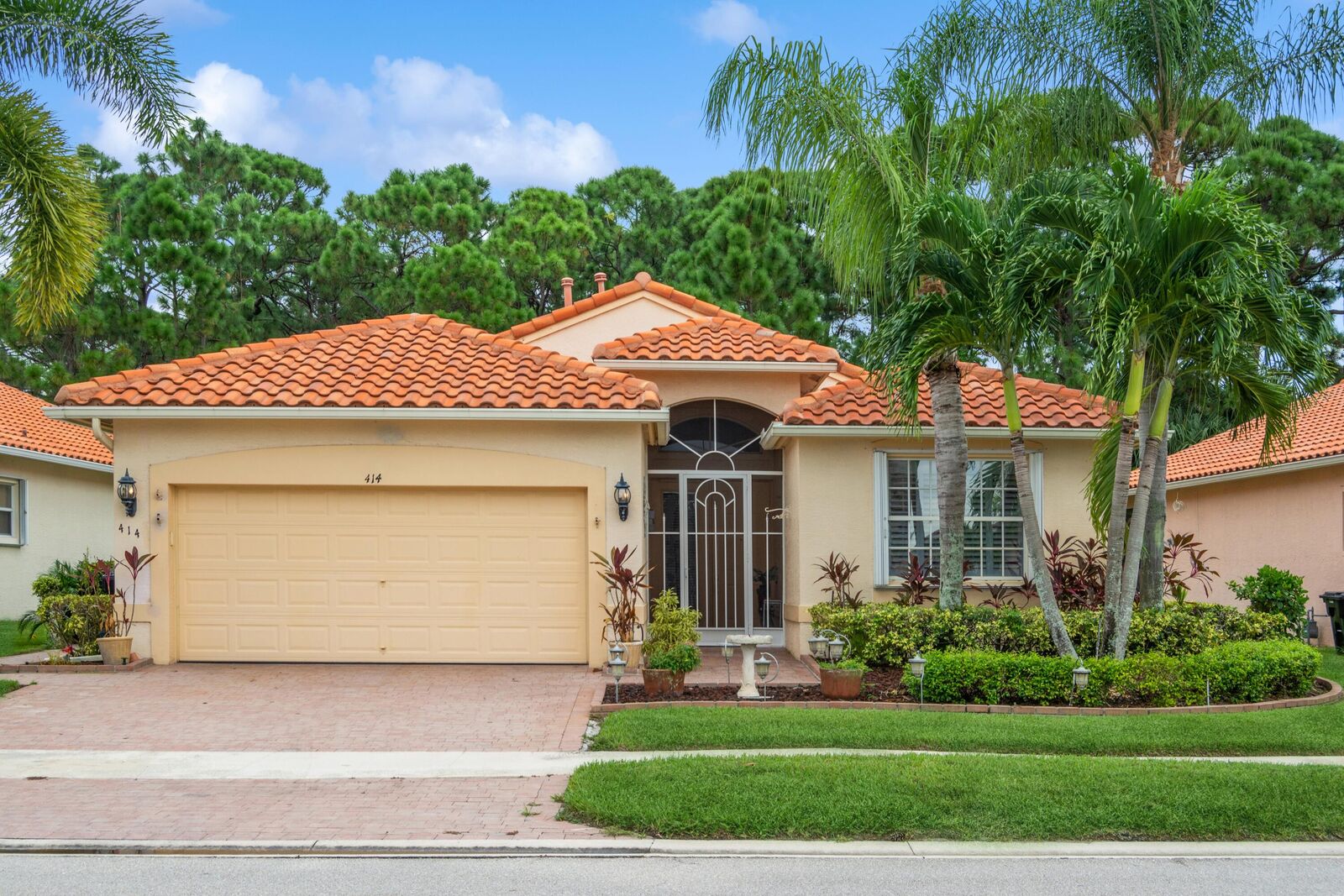 Property Photo: 414 NW Sunview Way FL 34986