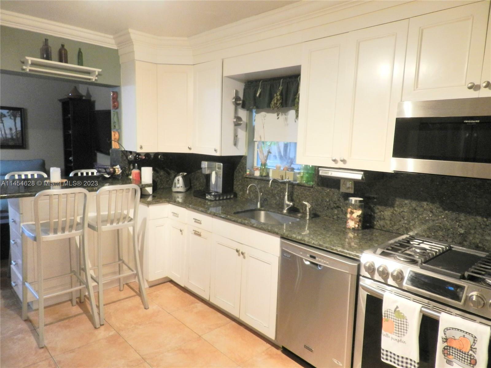 10410 NW 19th Pl  Pembroke Pines FL 33026 photo