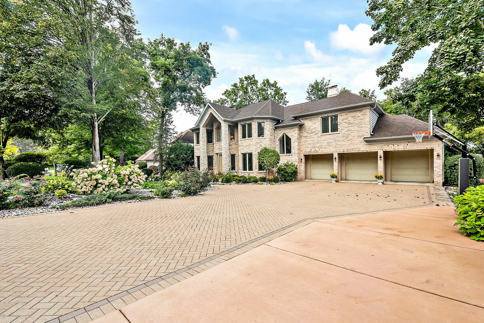 Property Photo: 23W334 Hampton Circle IL 60540