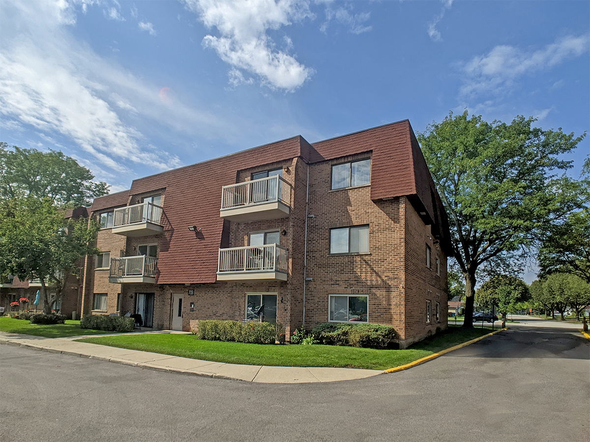 Property Photo: 709 W Central Road 3C4 IL 60056