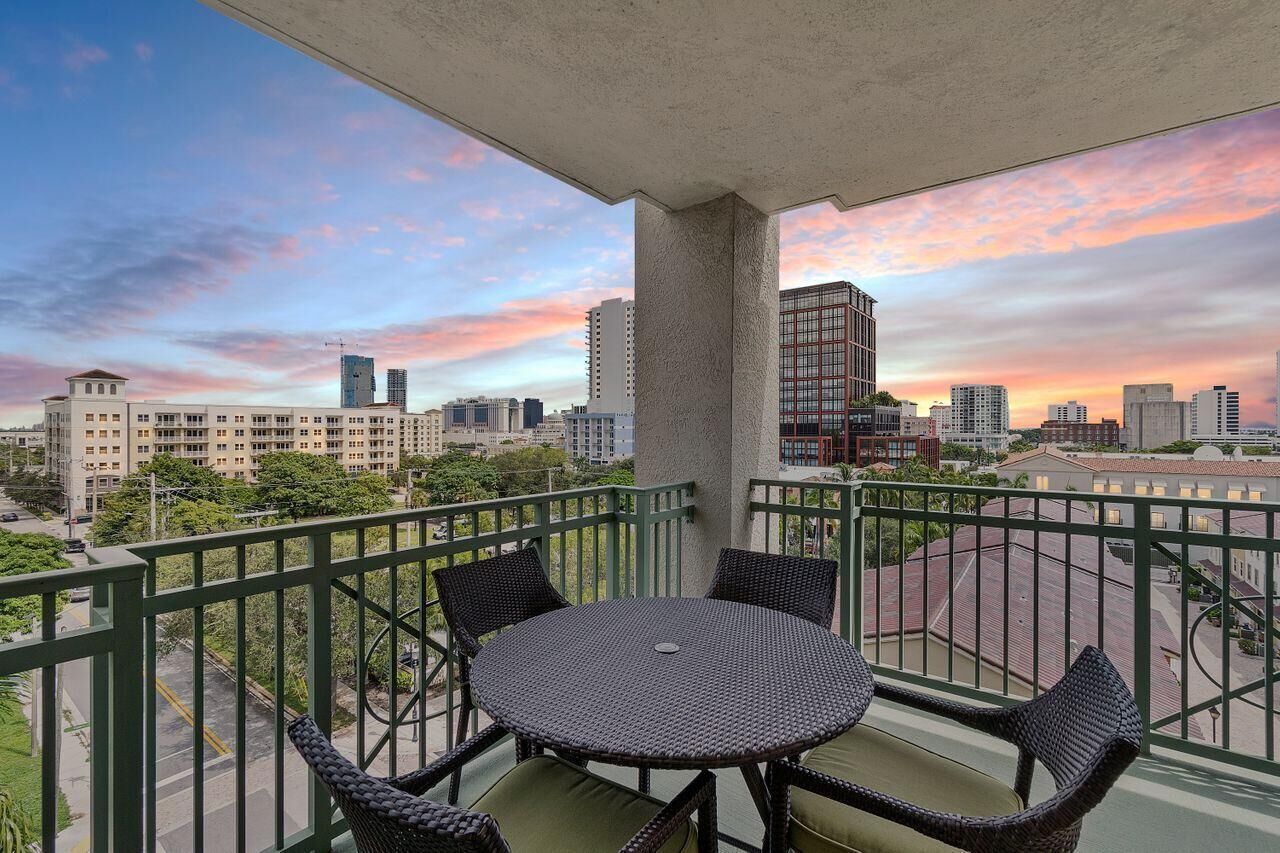 Property Photo: 403 S Sapodilla Avenue S 605 FL 33401