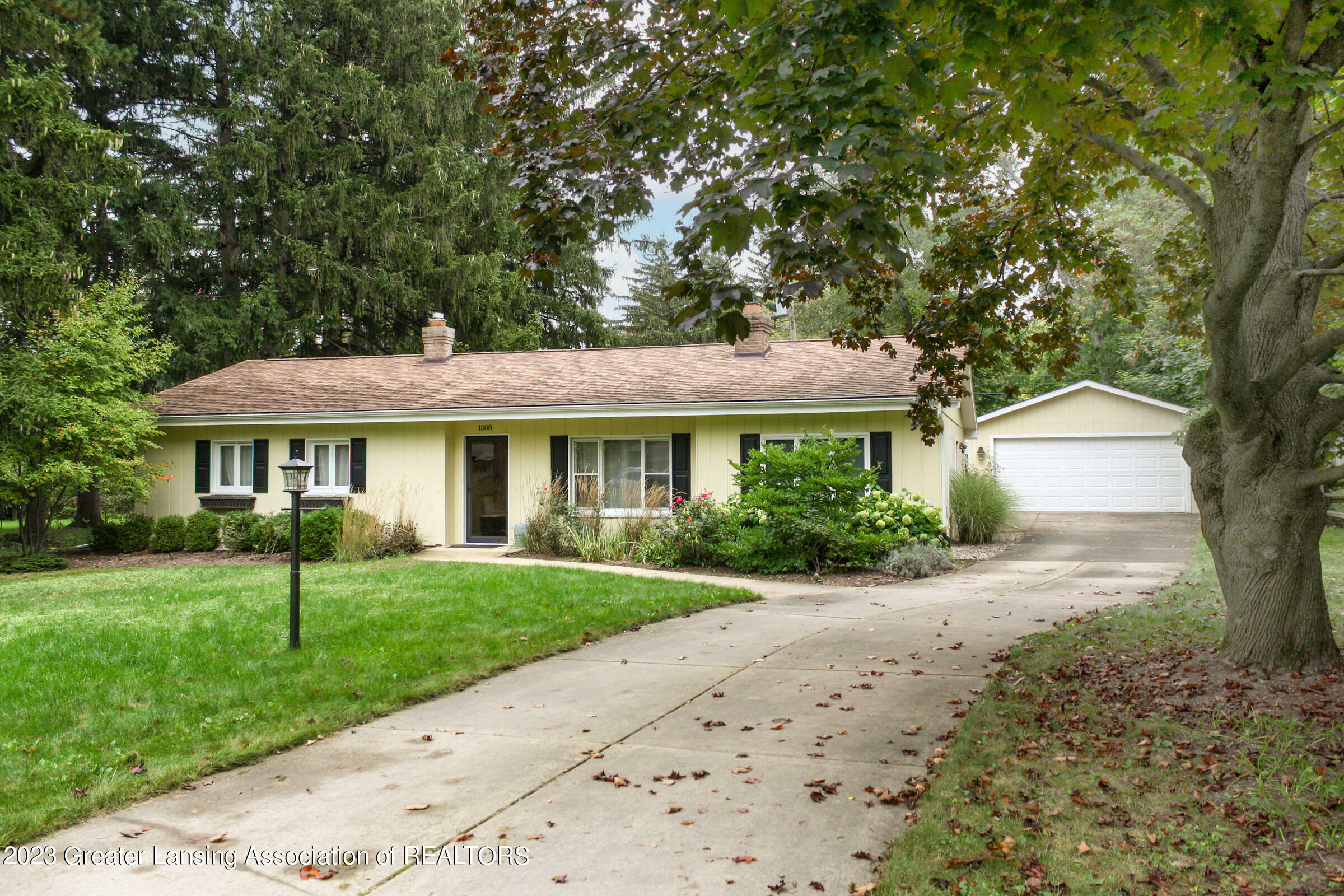 Property Photo:  1508 Greenview Avenue  MI 48823 