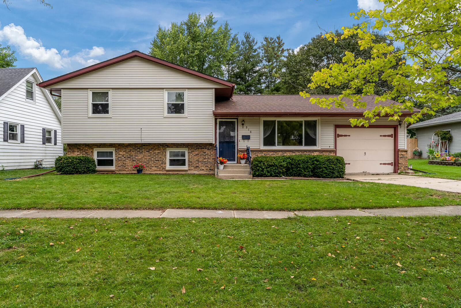 Property Photo:  916 E 5th Street  IL 61008 