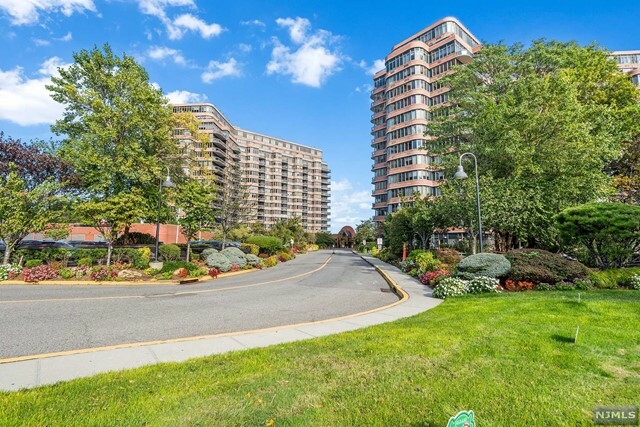 Property Photo:  100 Carlyle Drive 2gs  NJ 07010 