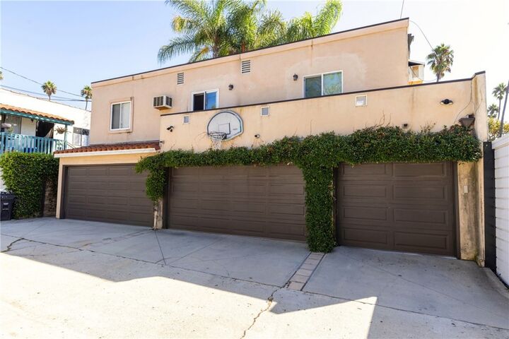 Property Photo:  219 1/2 Ximeno Avenue  CA 90803 