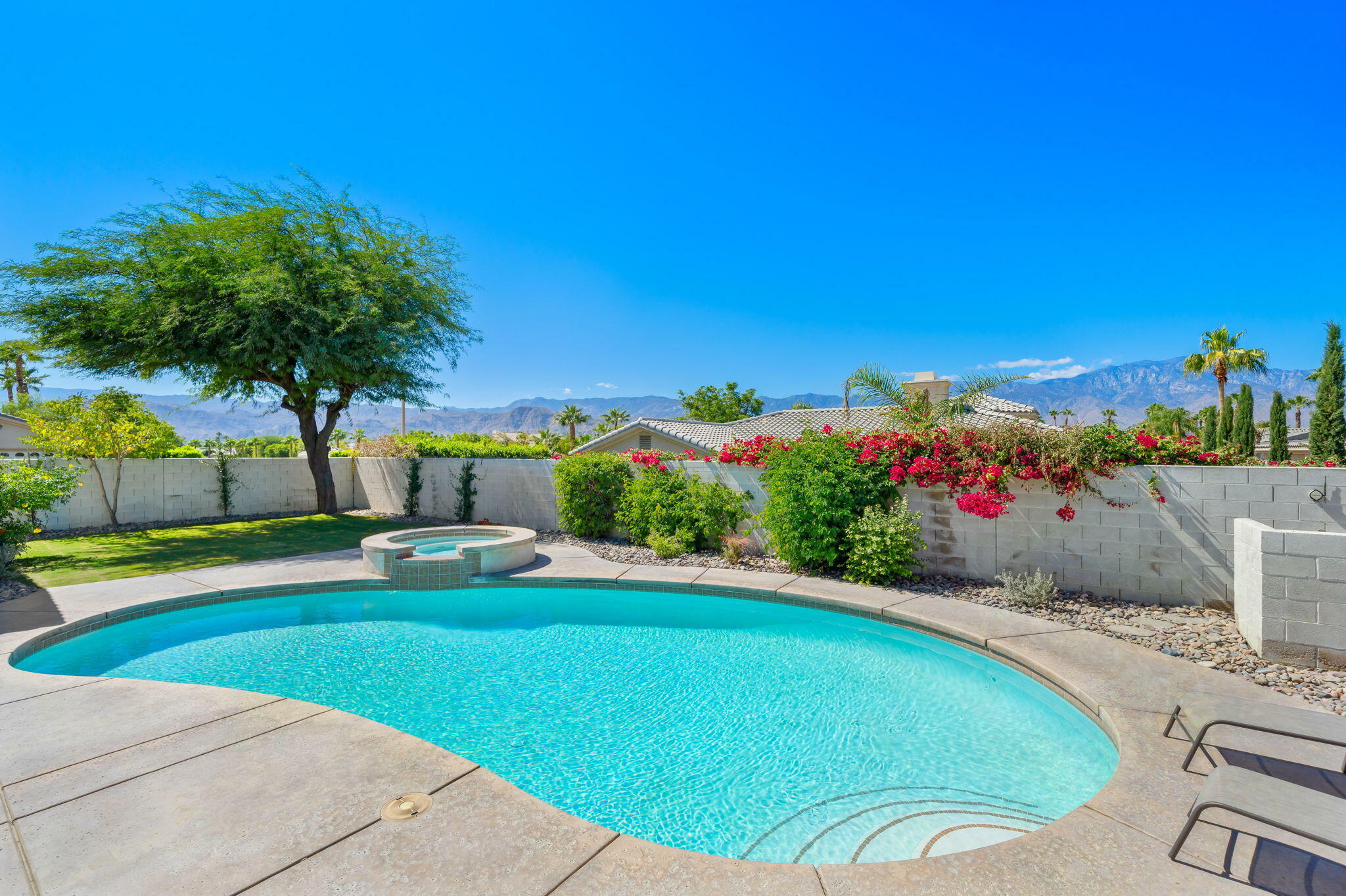 Property Photo: 1 Waterloo Court CA 92270