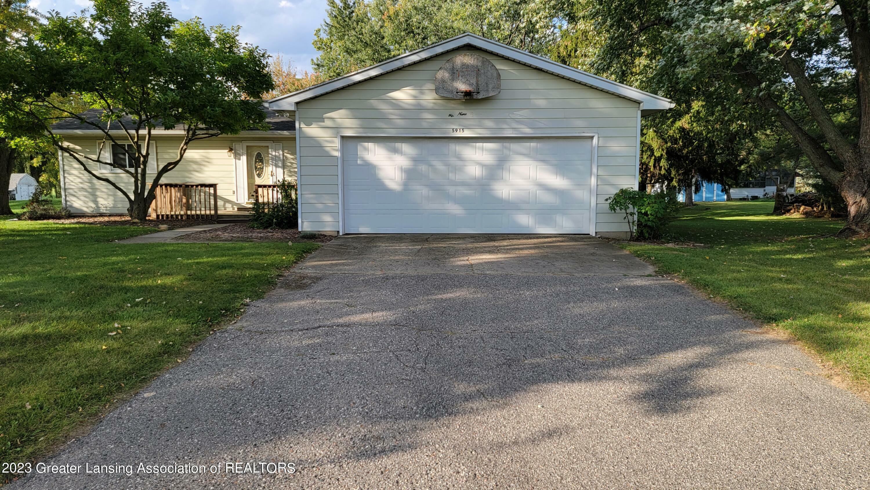 Property Photo:  5915 W Peachtree Drive  MI 48837 