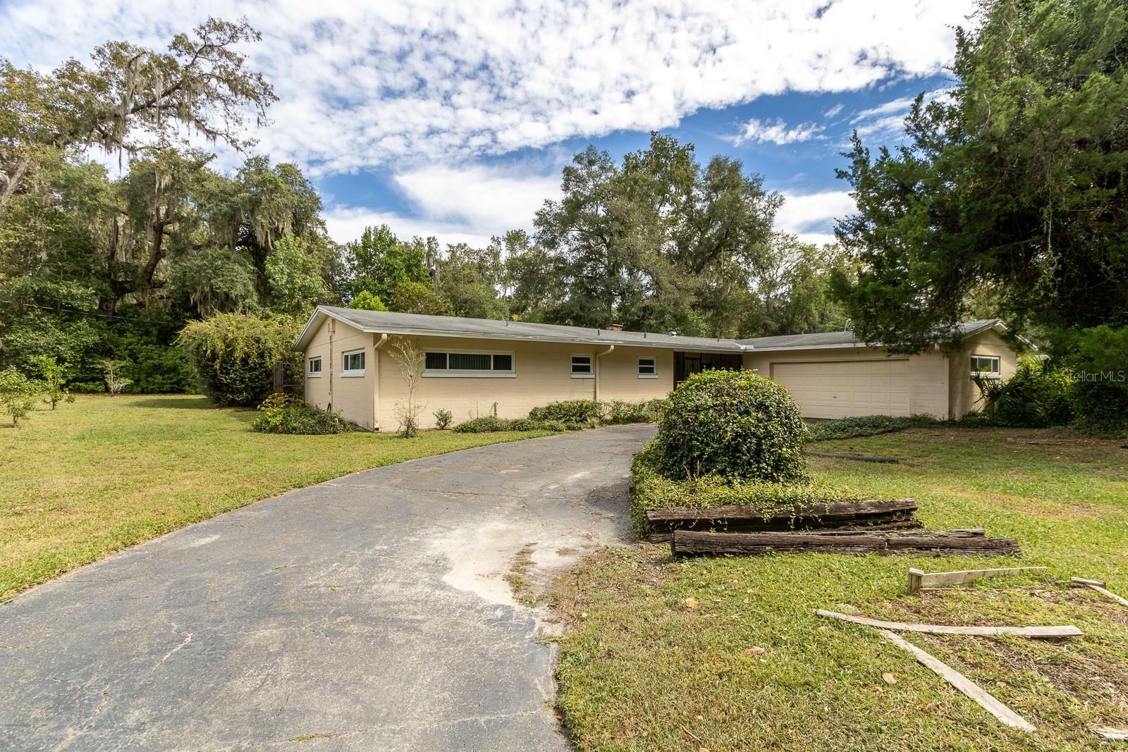 Property Photo:  3905 SW 18th Street  FL 32608 