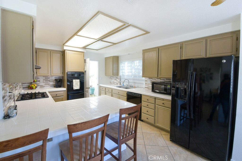 Property Photo:  1178 Avenida Rosa Mundi  CA 92583 