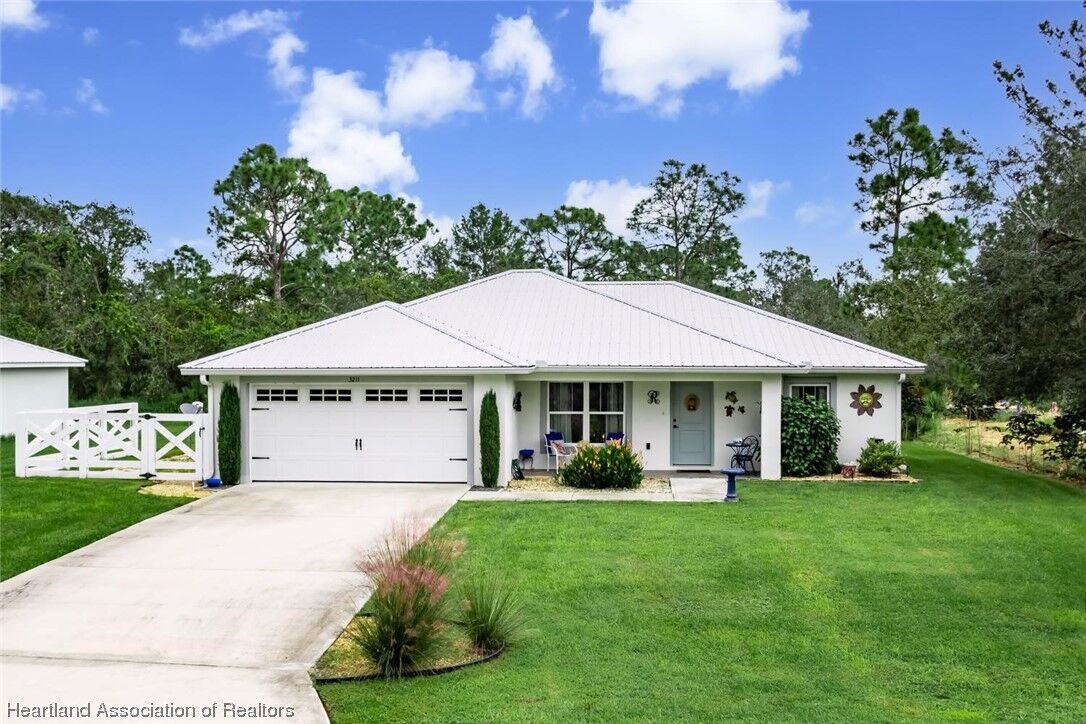 Property Photo: 3211 Cornflower Drive FL 33852