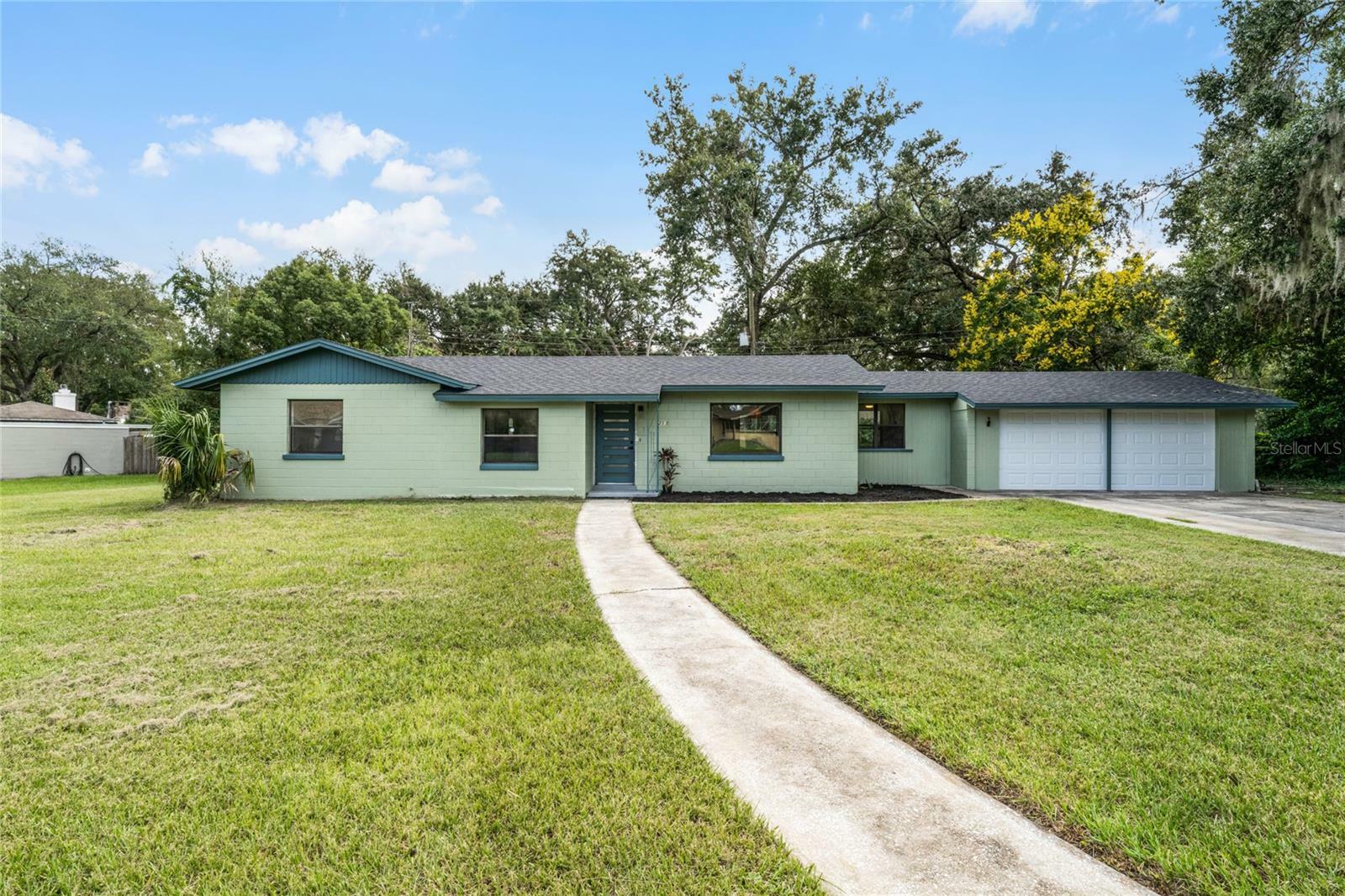Property Photo: 211 Arcadia Road FL 32771