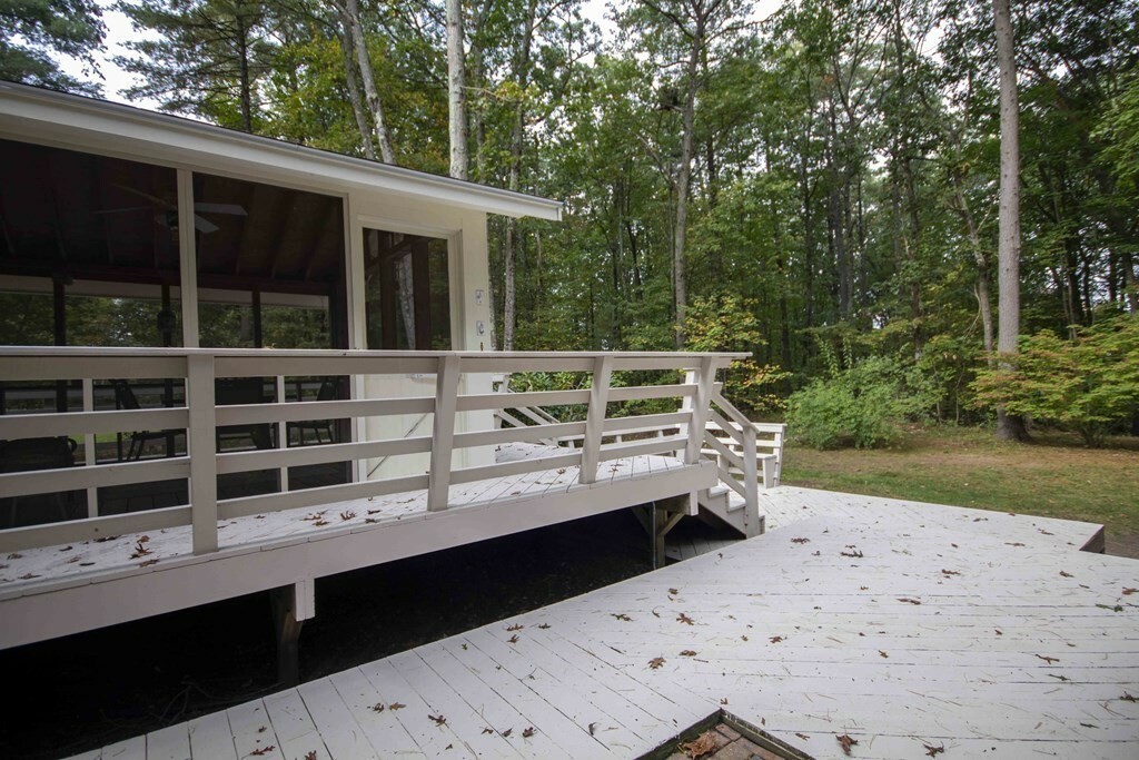 Property Photo:  4 Cherokee Court  NH 03053 