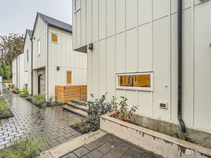 Property Photo:  10350 Wallingford Avenue N B  WA 98133 