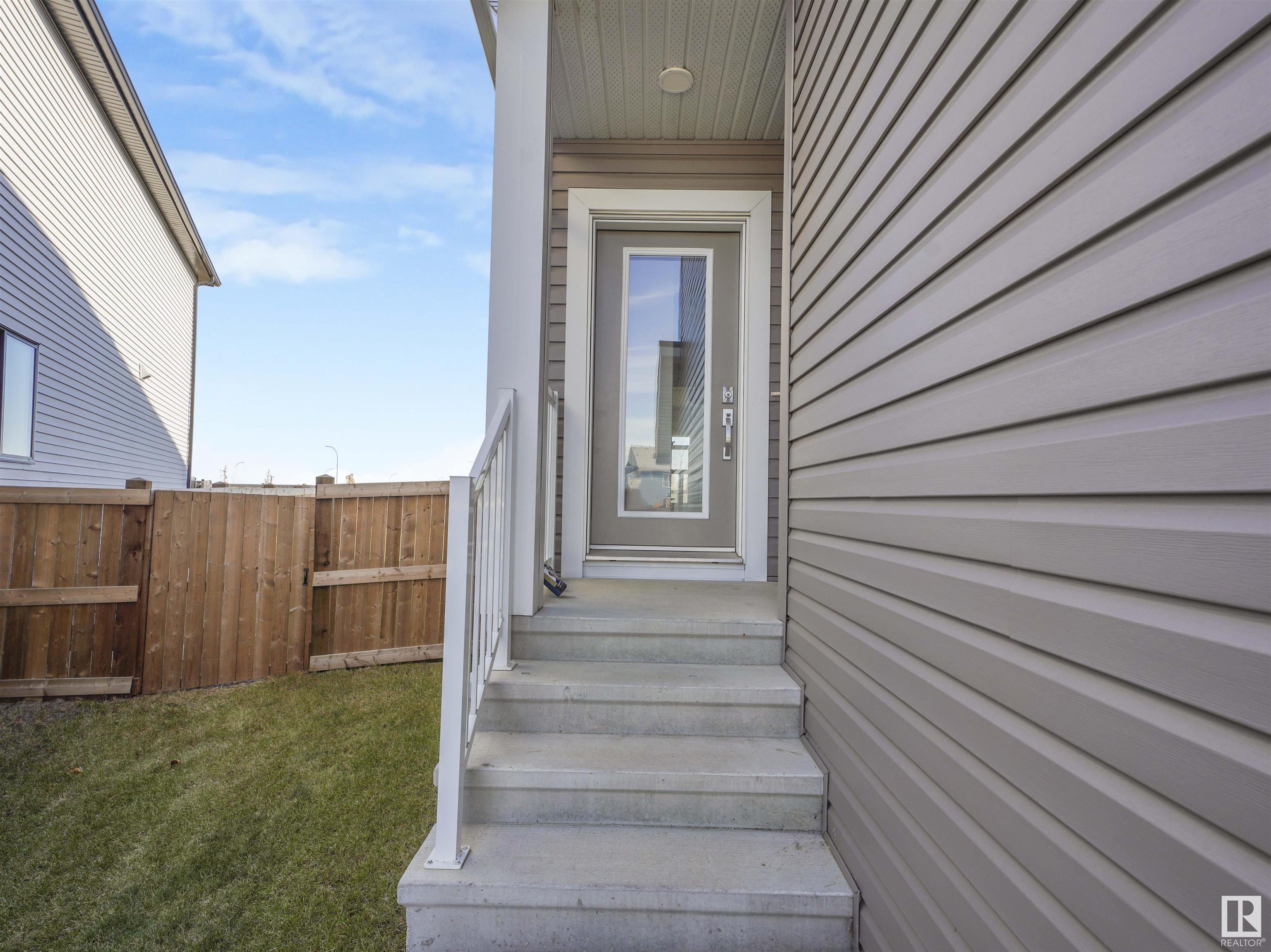 Property Photo: 9997 205A Street AB T5T7N4