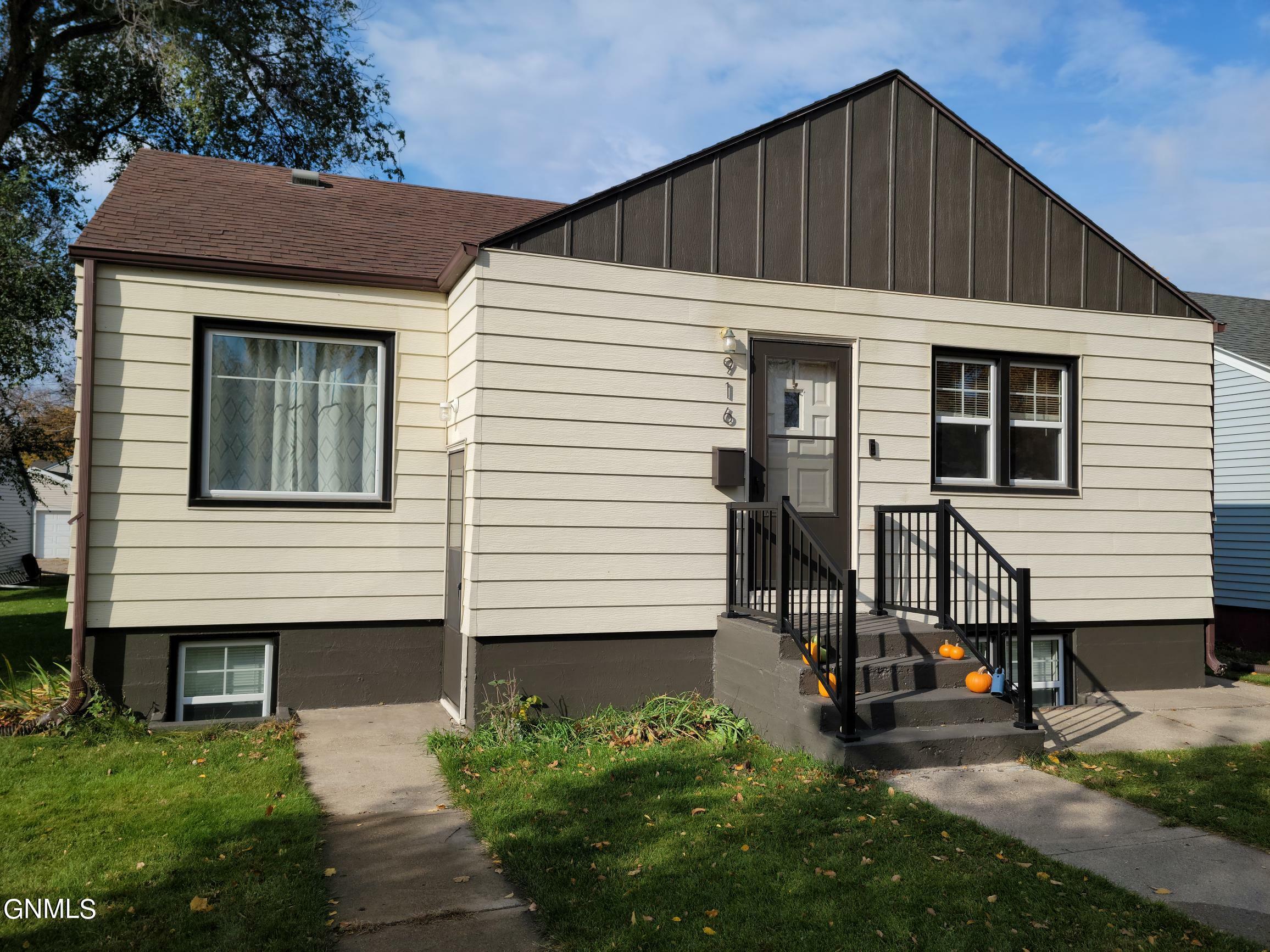 Property Photo:  916 N 12th Street  ND 58501 