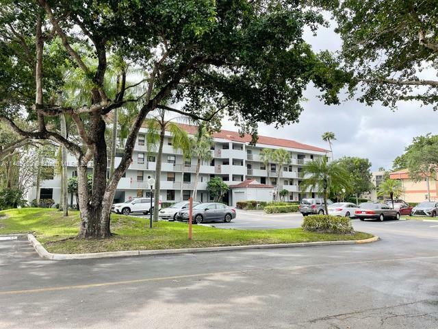 Property Photo: 4132 S Carambola Cir S F406 FL 33066