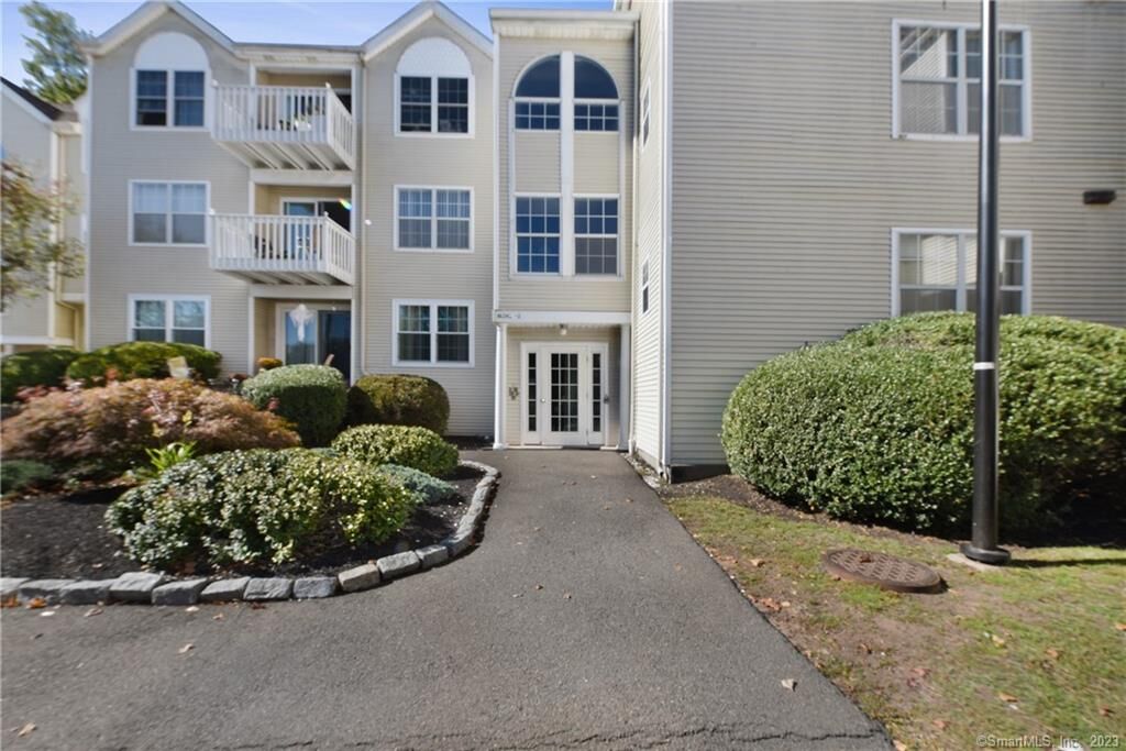 Property Photo:  2390 State Street 2S  CT 06517 