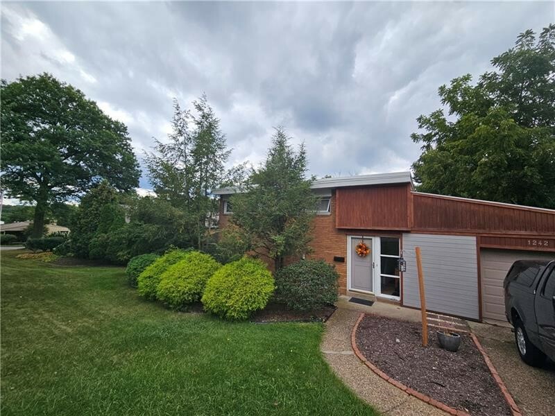 Property Photo:  1242 Lakemont Dr  PA 15243 