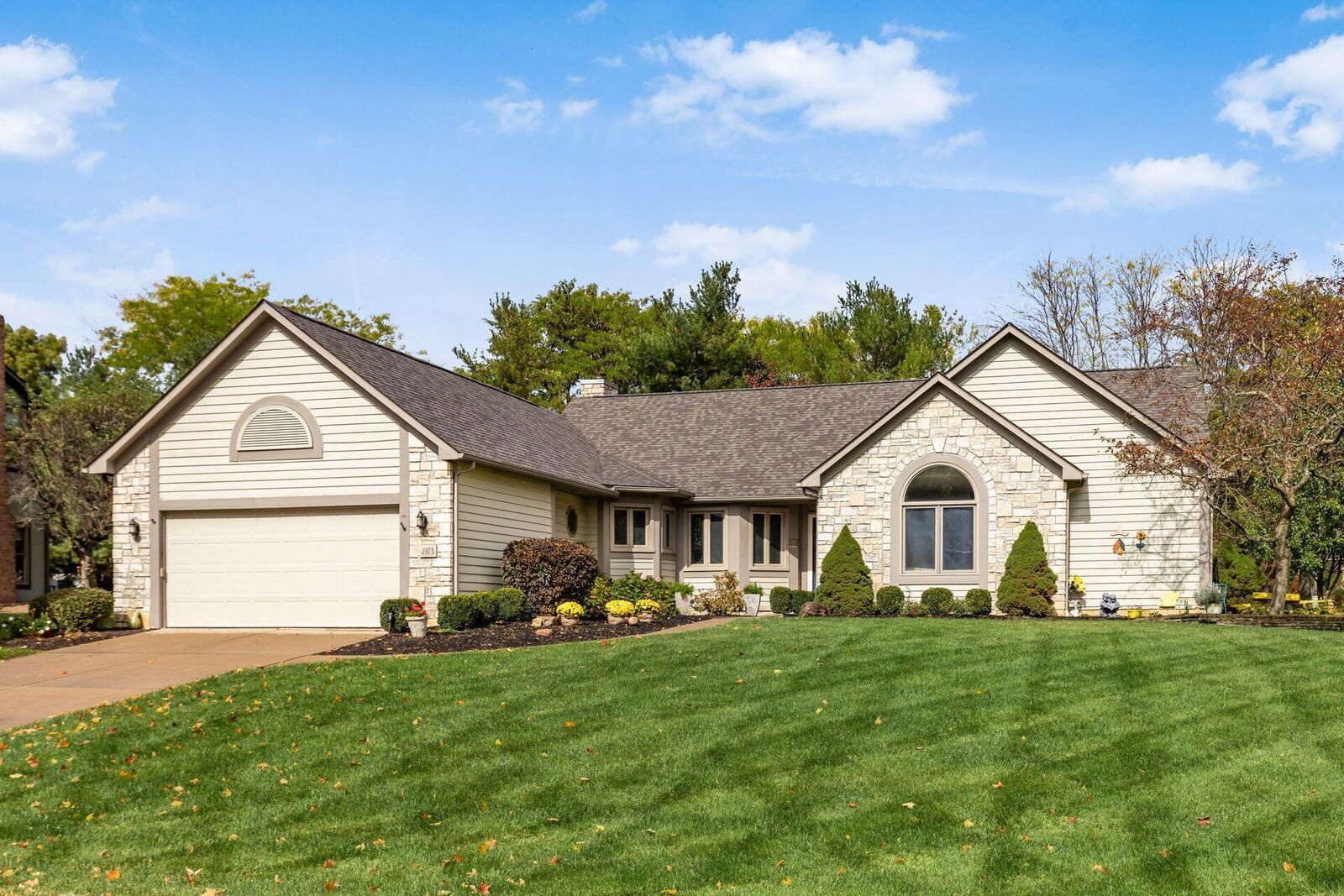 Property Photo: 2973 Shoreline Drive OH 43035