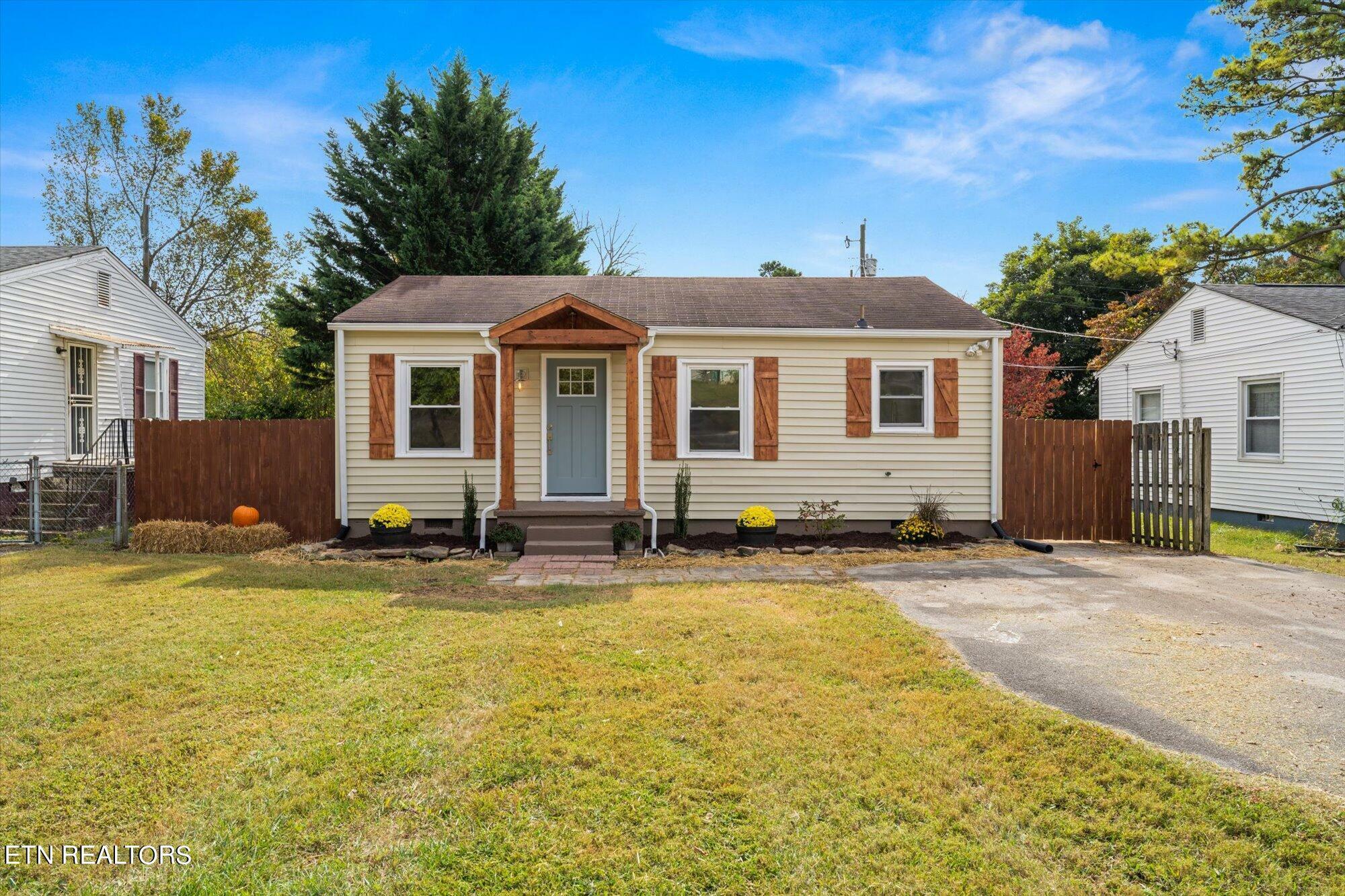 Property Photo:  2730 Carson Ave  TN 37917 