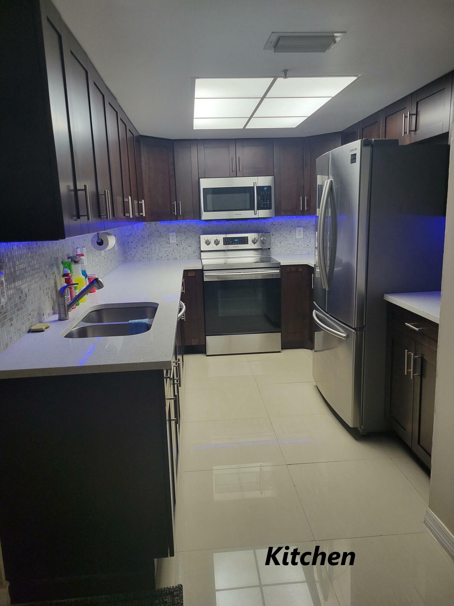 Property Photo: 1400 N Crestwood Court N 1402 FL 33411