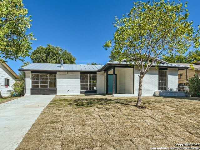 Property Photo: 5631 Kingswood St TX 78228