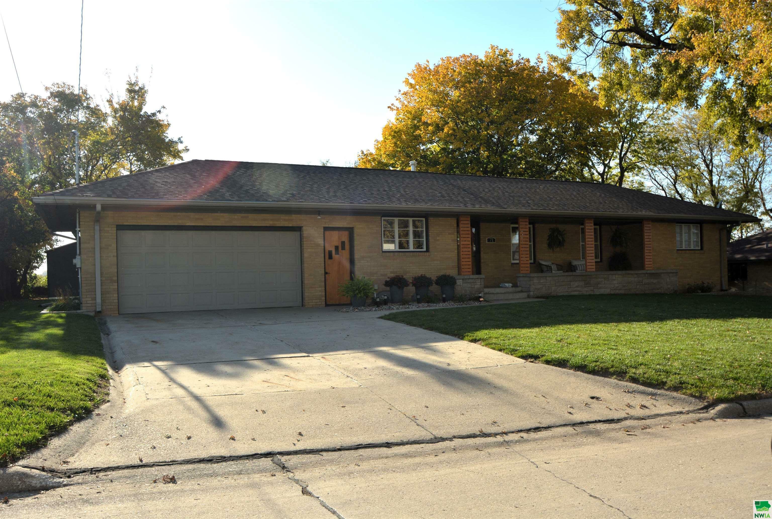 Property Photo:  71 Ridgeview Rd  IA 51104 