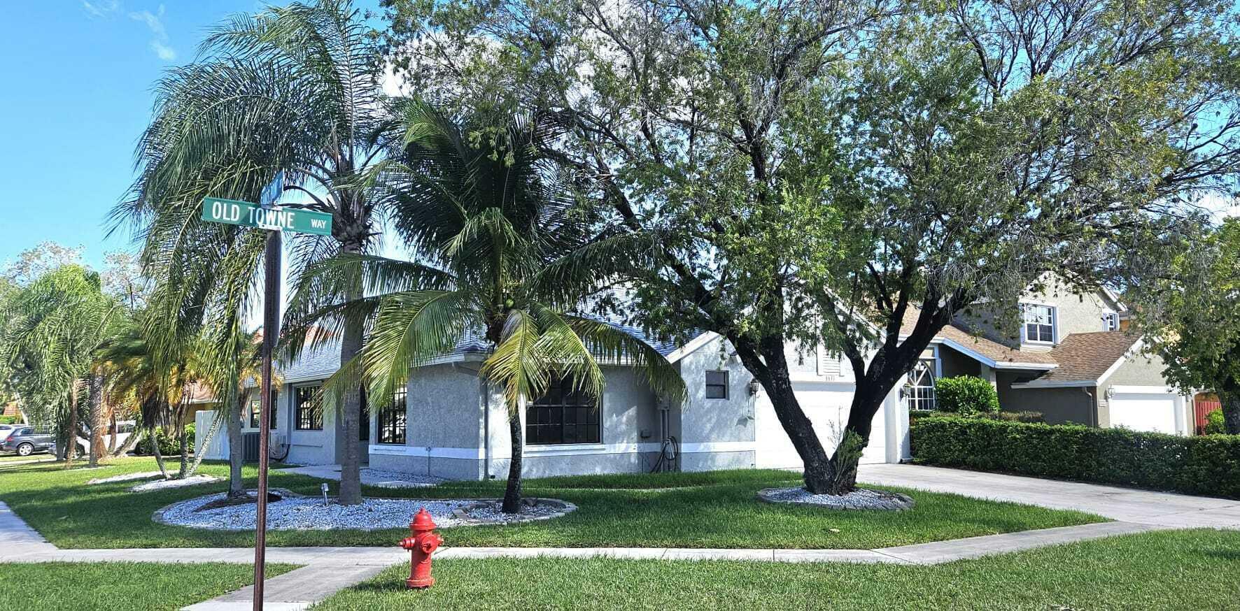 Property Photo: 8611 Old Towne Way FL 33433
