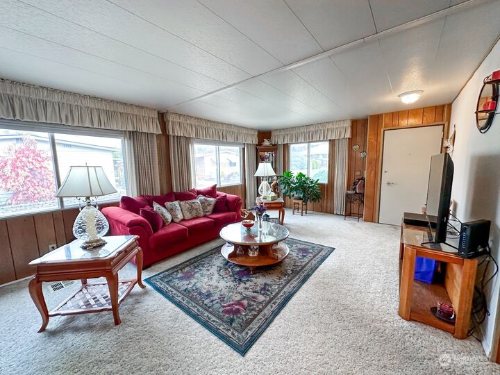 Property Photo: 1402 22nd Street NE 52 WA 98002