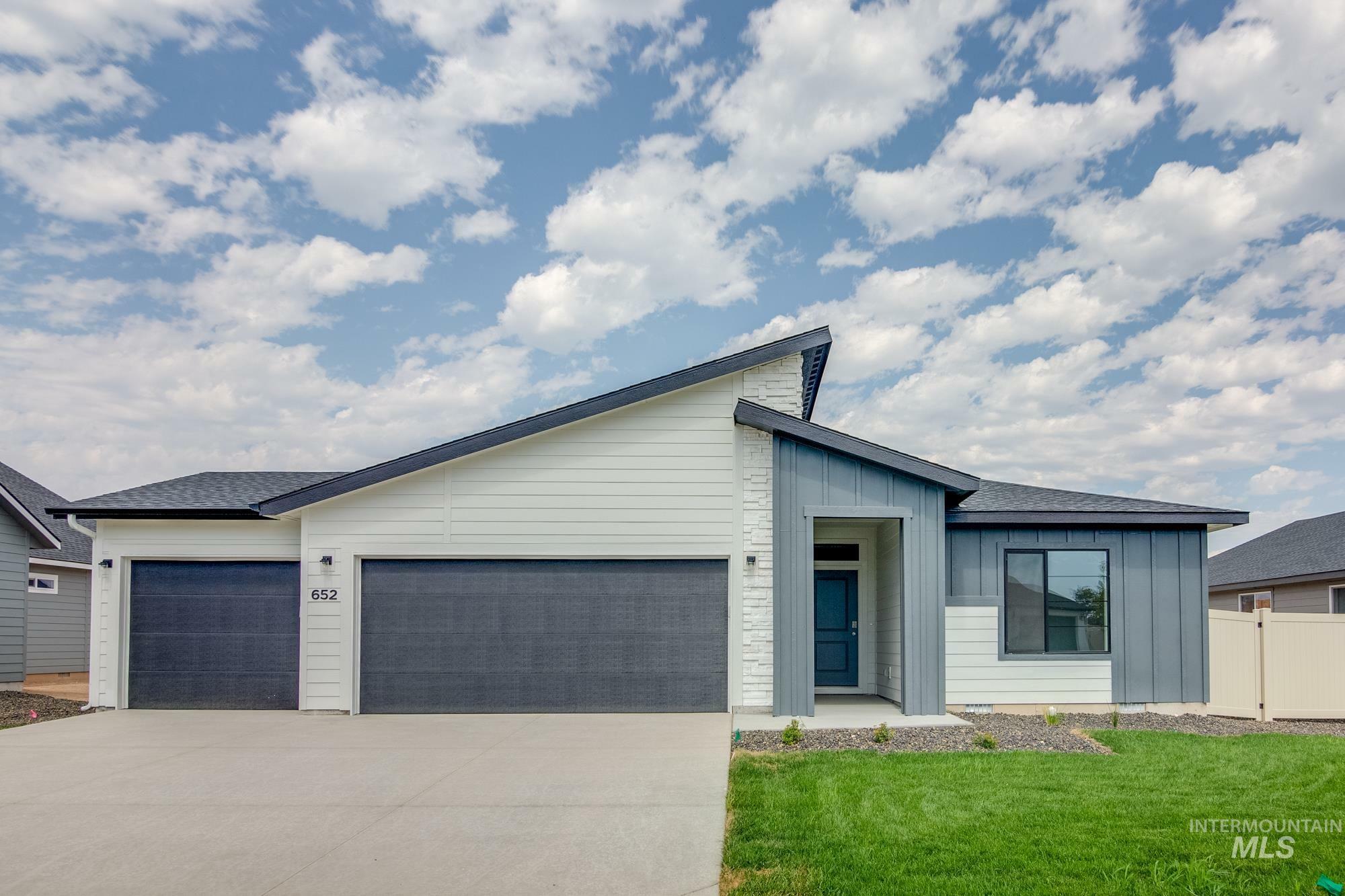 Property Photo: 405 Chalcedony Ave ID 83605