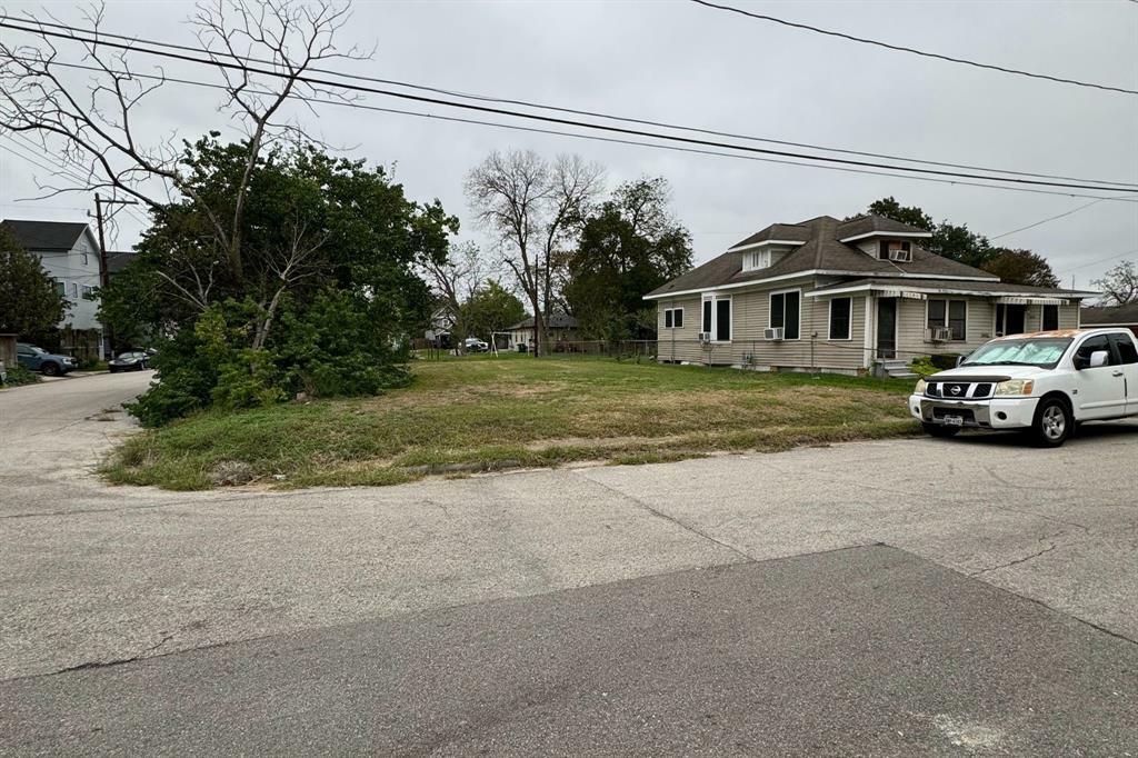 Property Photo:  401 E 33rd Street  TX 77018 