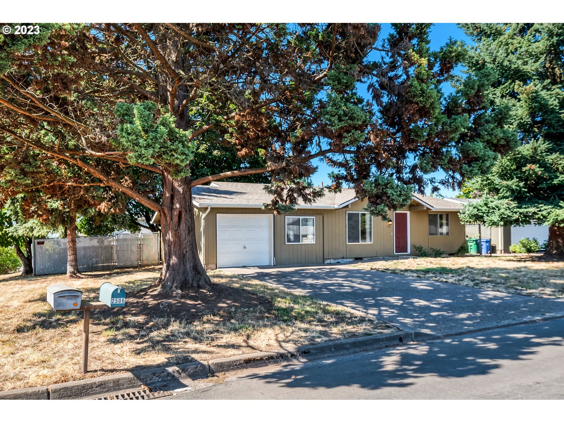 Property Photo: 2506 Canterbury St OR 97404