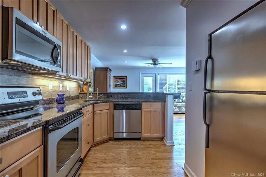 Property Photo:  147 West Walk 147  CT 06516 