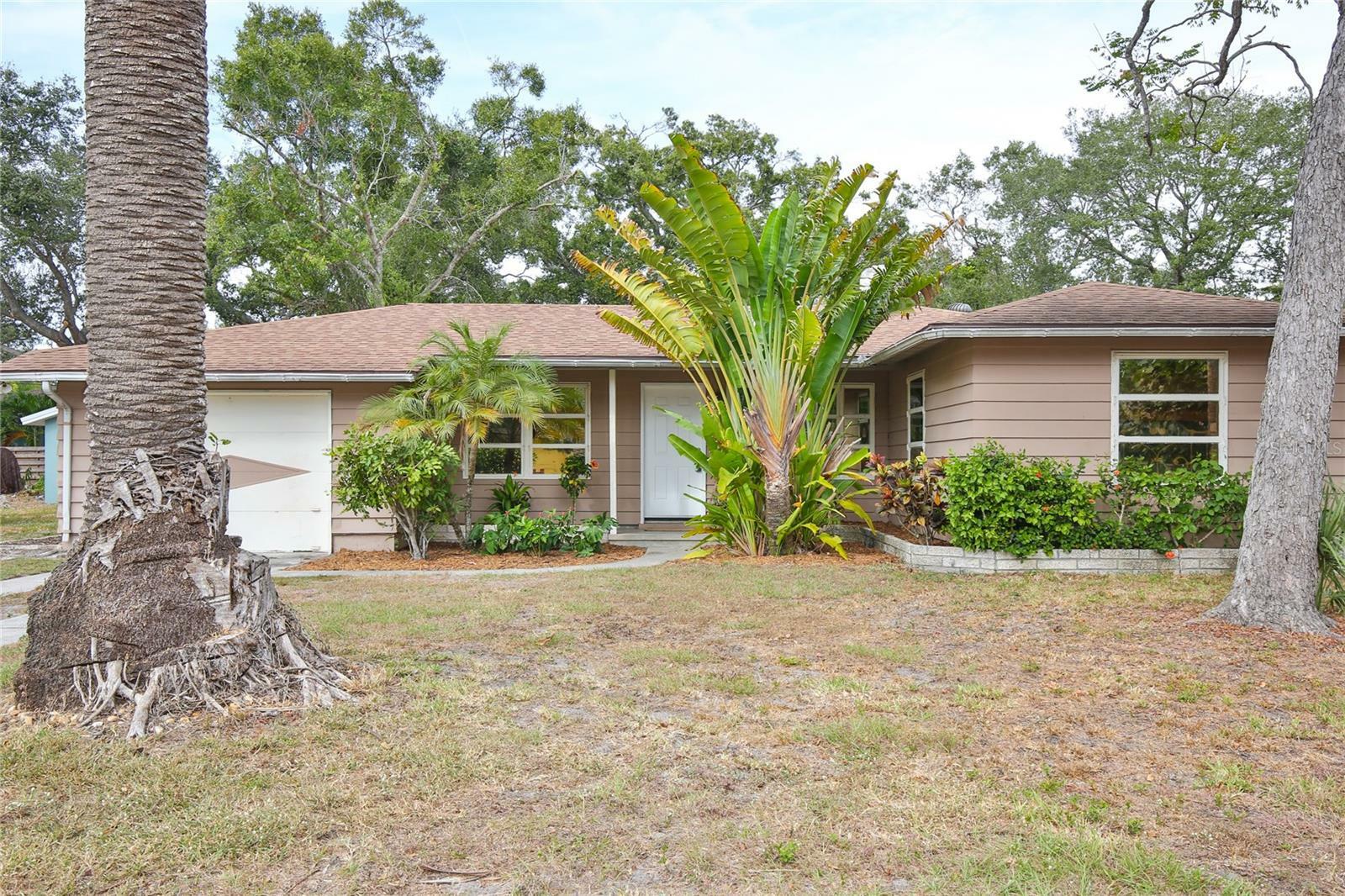 Property Photo:  2135 Hibiscus Street  FL 34239 