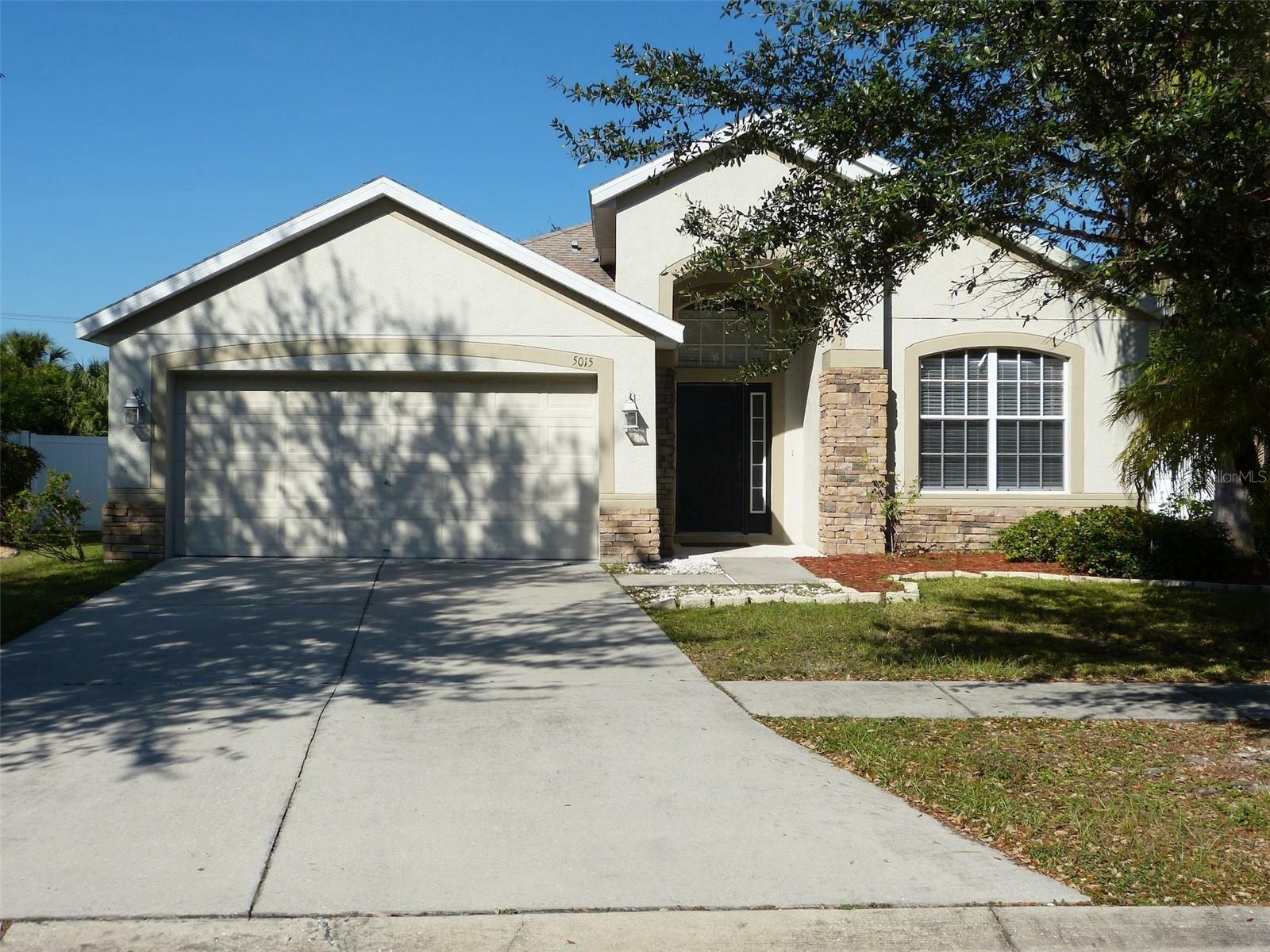 Property Photo:  5015 Clover Mist Drive  FL 33572 