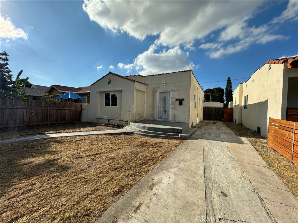 Property Photo:  2911 S Rimpau Boulevard  CA 90016 