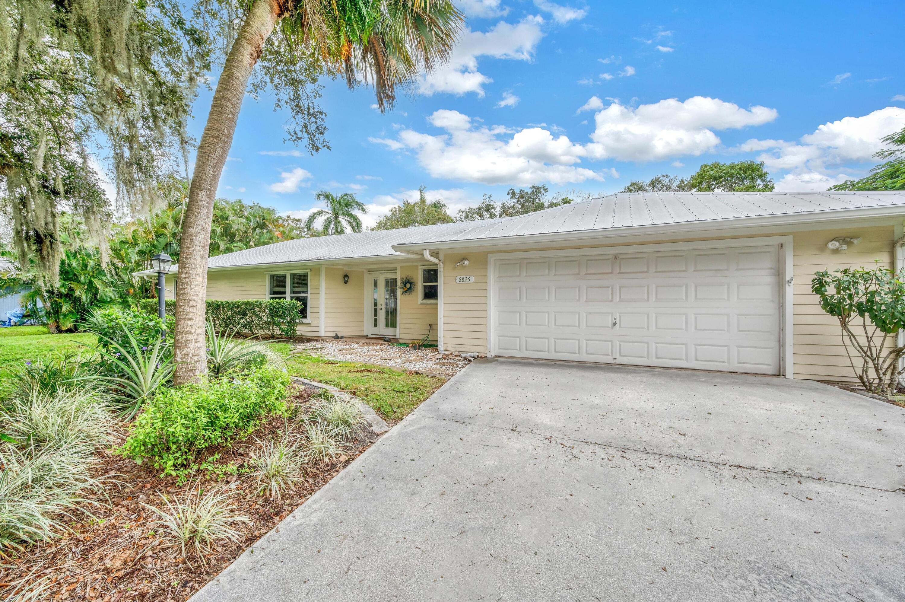 Property Photo: 6826 SW Chase Court FL 34997