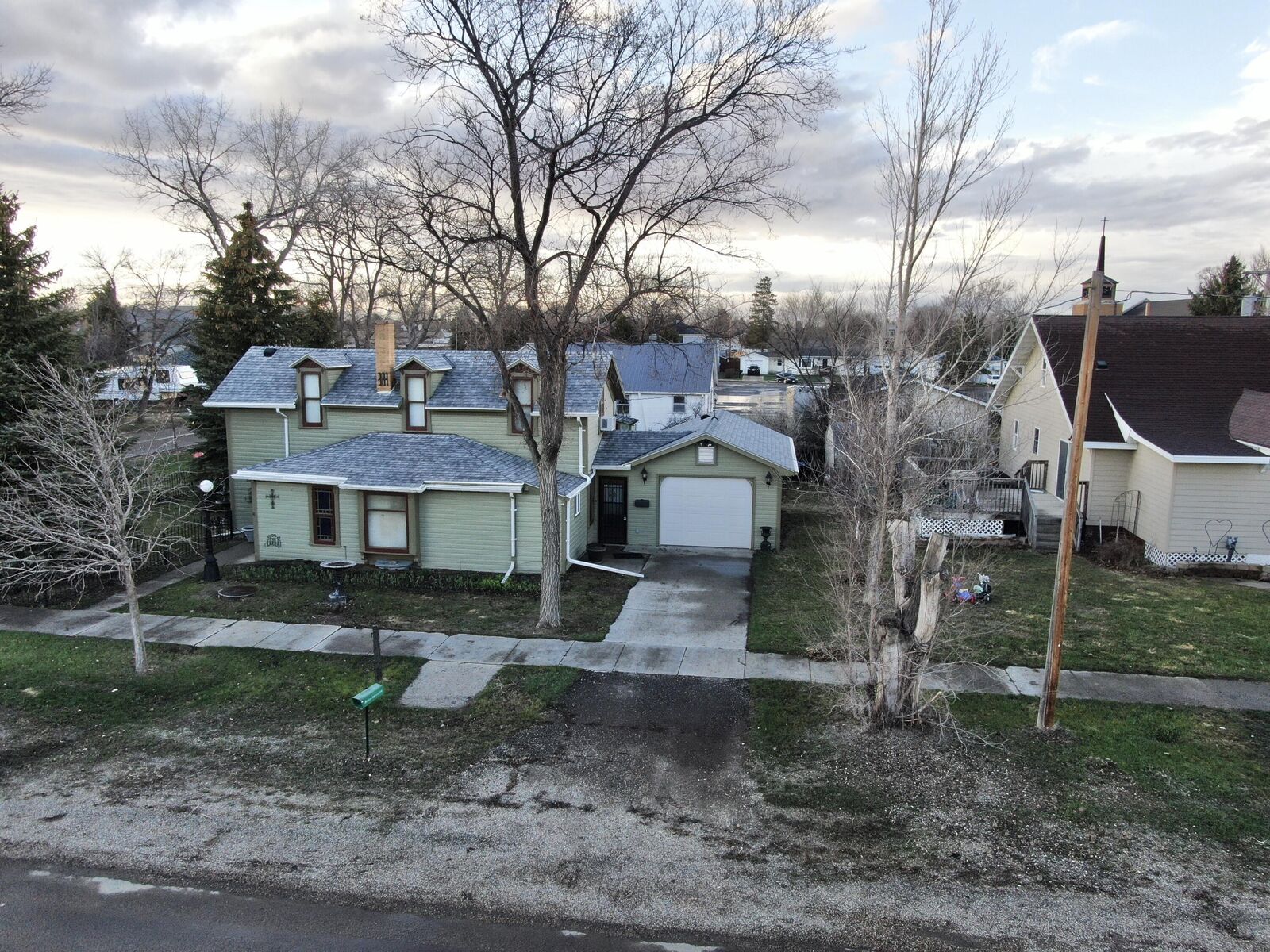 Property Photo: 1018 St John St SD 57438