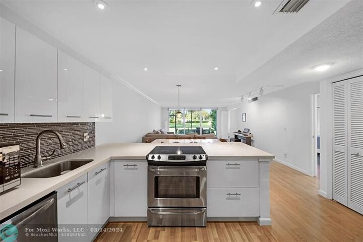 550 N Oaks Ln 101  Pompano Beach FL 33069 photo