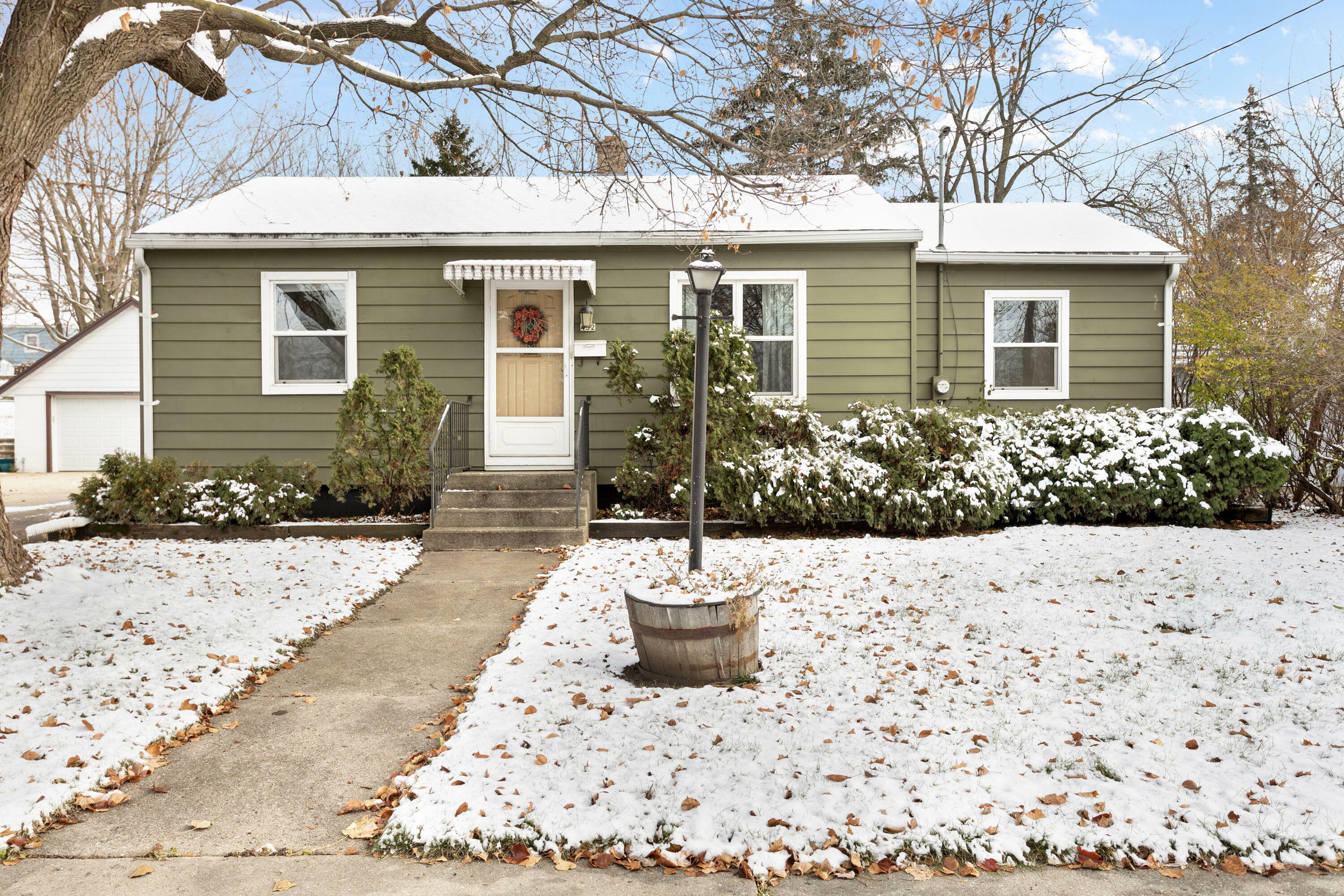 Property Photo:  432 Hawthorne St  WI 53105 