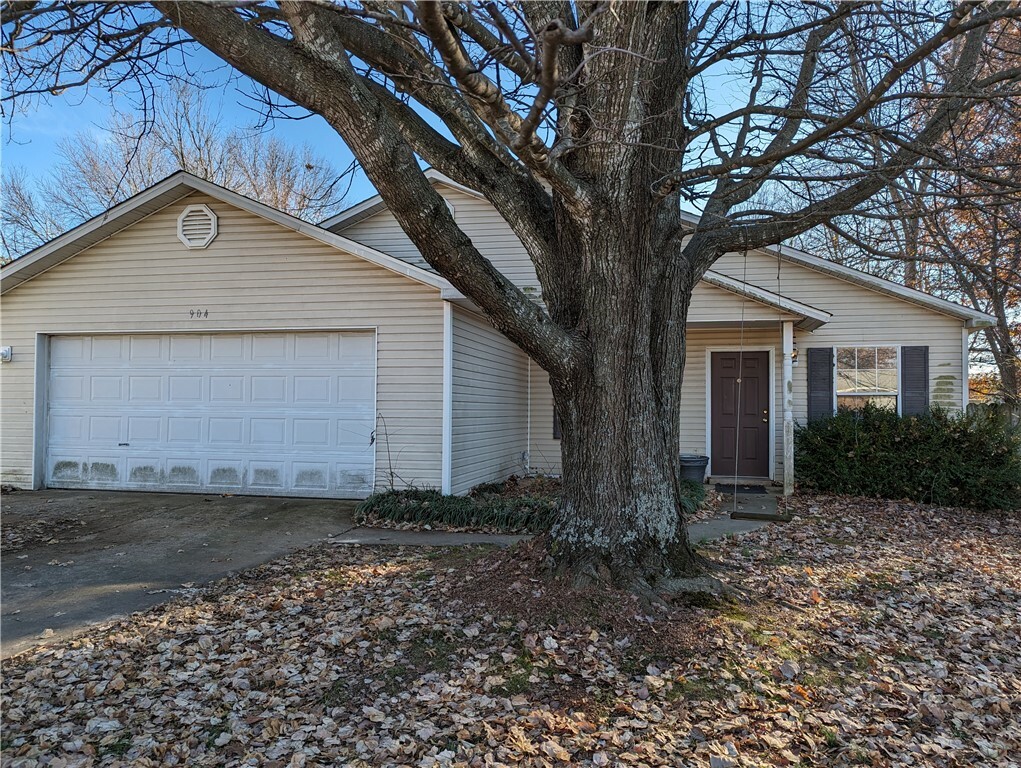 Property Photo:  904 E Longview Drive  AR 72756 