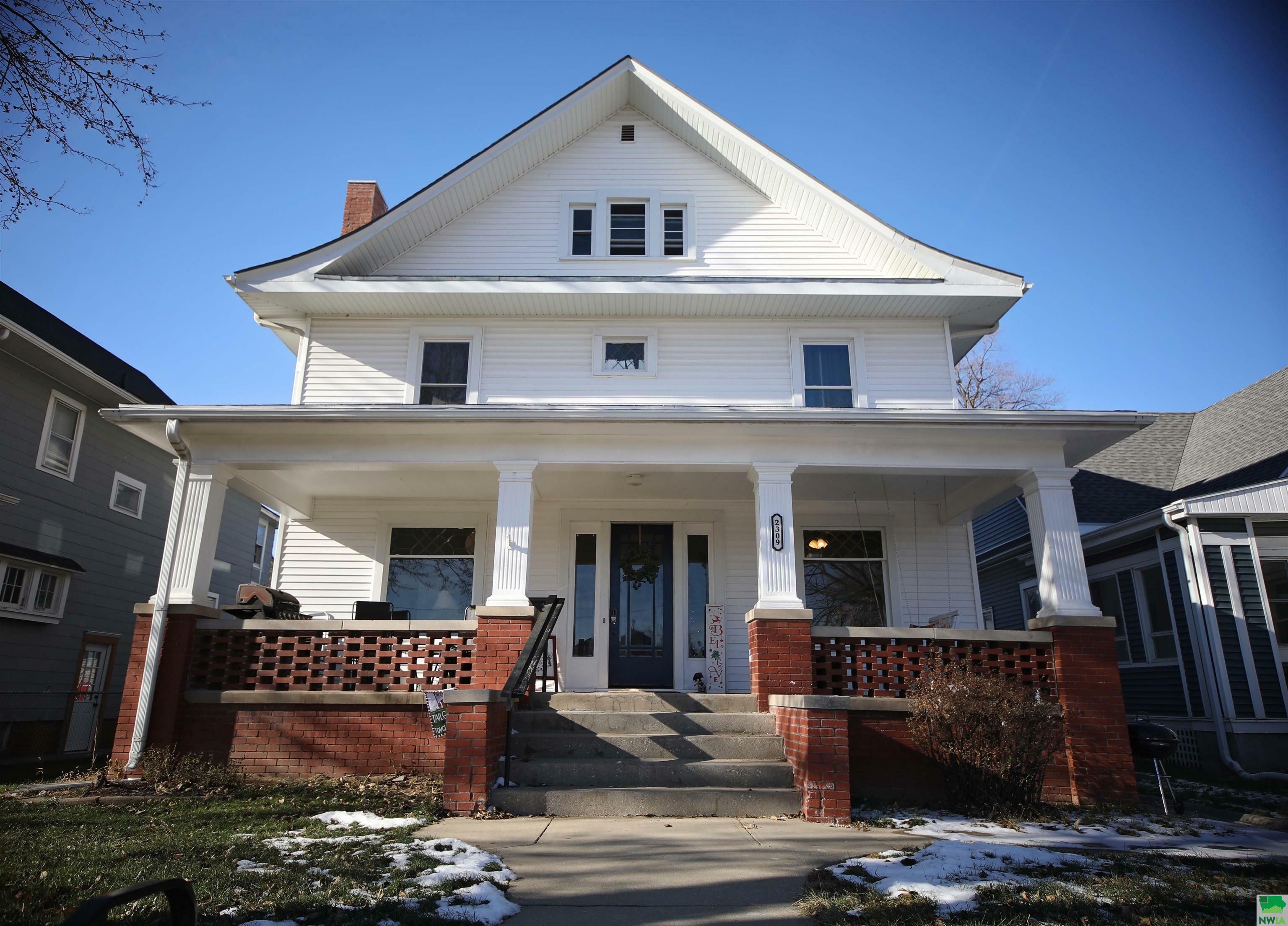 Property Photo:  2309 Jackson Street  IA 51104 