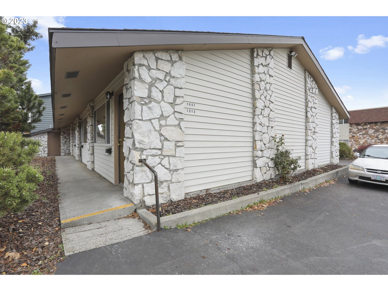 Property Photo: 1007 Dry Hollow Rd OR 97058