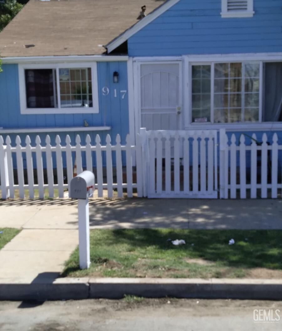 Property Photo: 917 King Street CA 93305