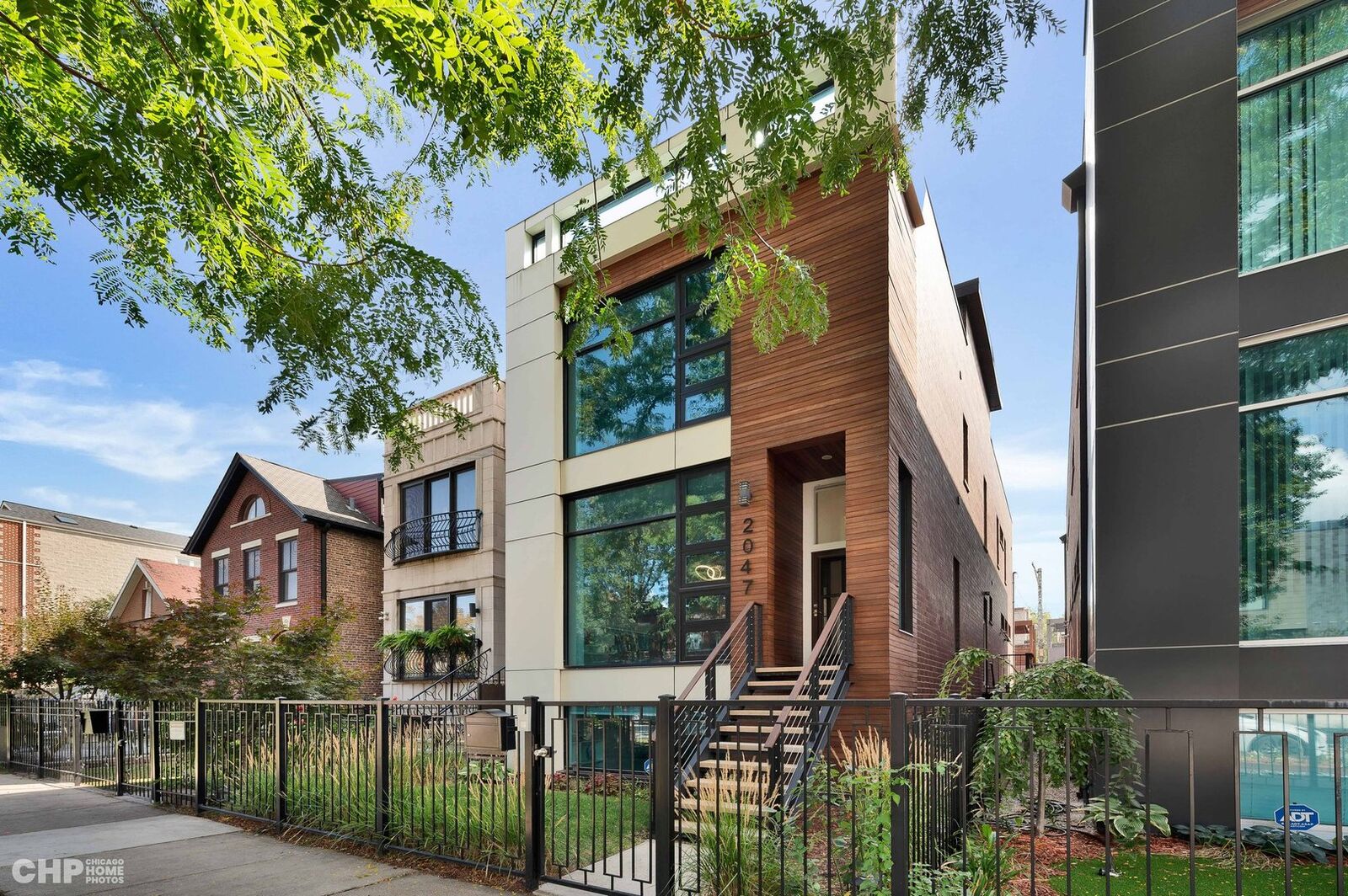 Property Photo: 2047 W Huron Street IL 60612